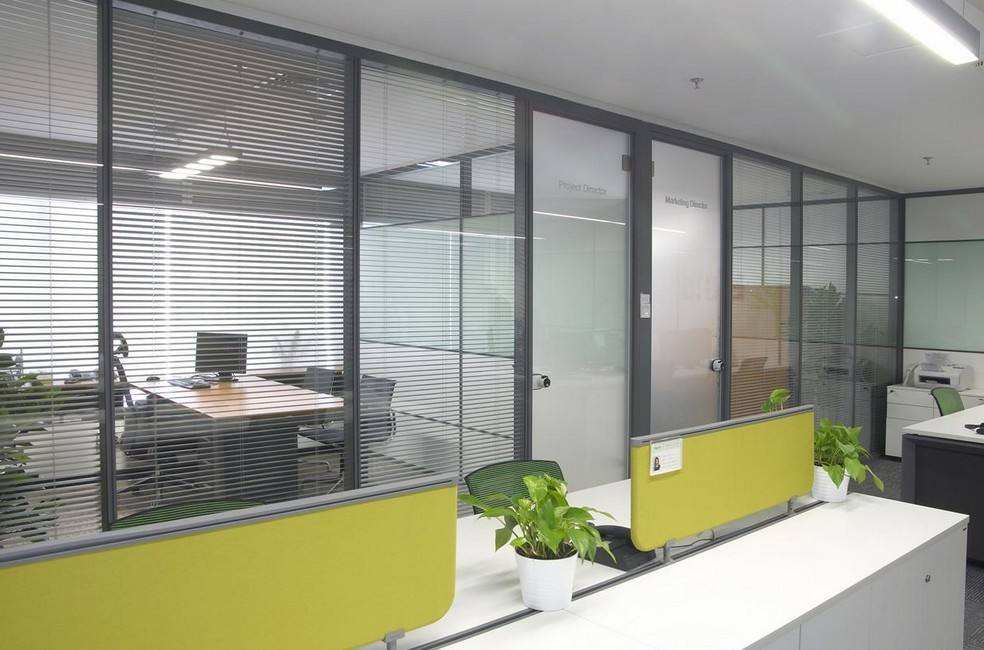 上榜设计：办公室装饰设计选择办公室隔断的材料和好处介绍
